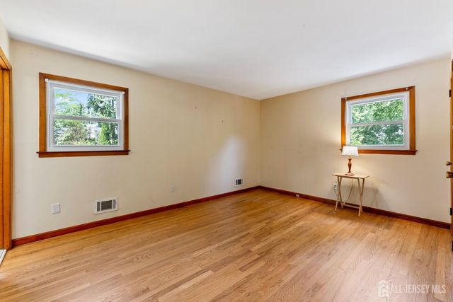 5 Yale Court, East Brunswick, NJ 08816