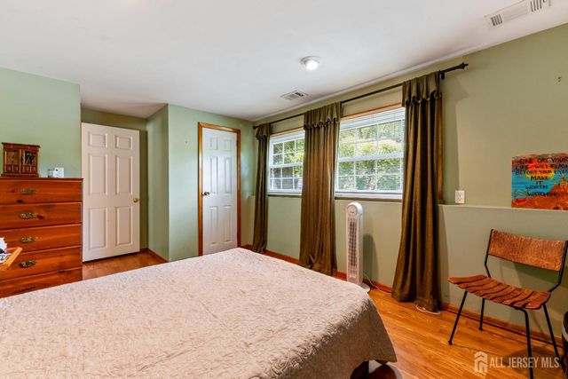 5 Yale Court, East Brunswick, NJ 08816