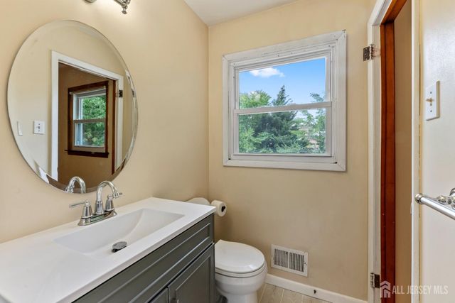5 Yale Court, East Brunswick, NJ 08816