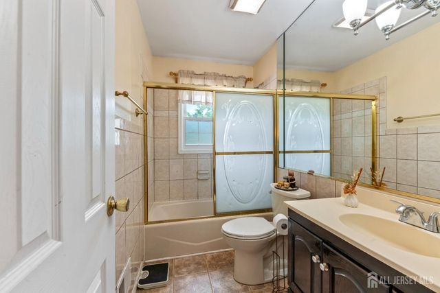 5 Yale Court, East Brunswick, NJ 08816
