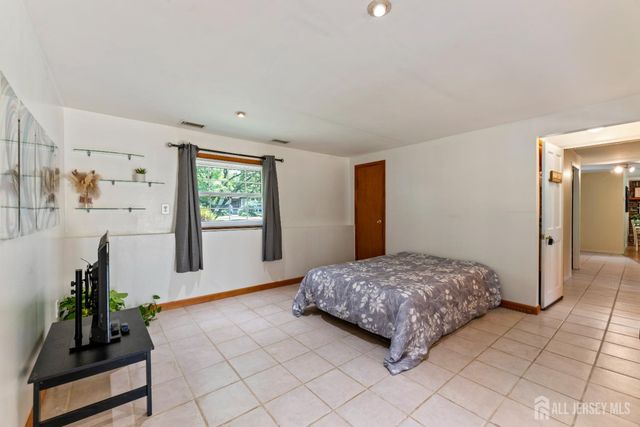 5 Yale Court, East Brunswick, NJ 08816