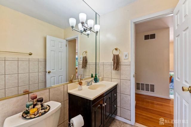 5 Yale Court, East Brunswick, NJ 08816