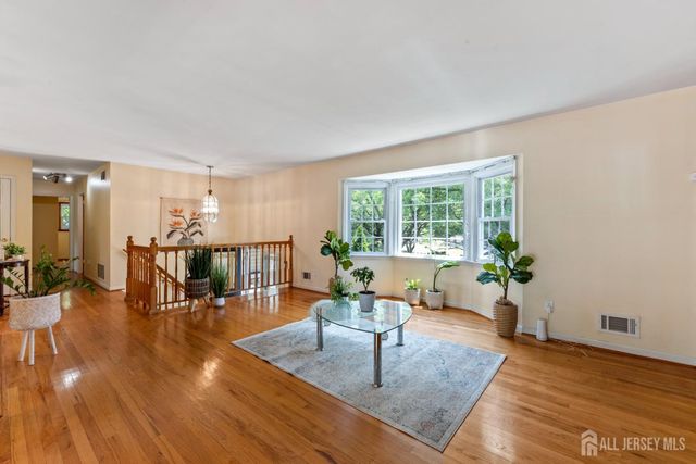5 Yale Court, East Brunswick, NJ 08816