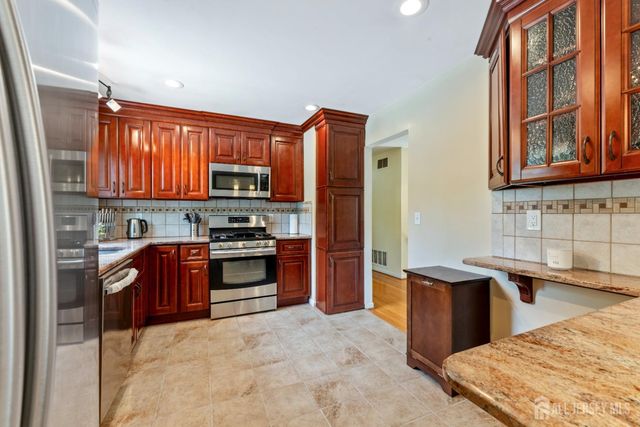 5 Yale Court, East Brunswick, NJ 08816