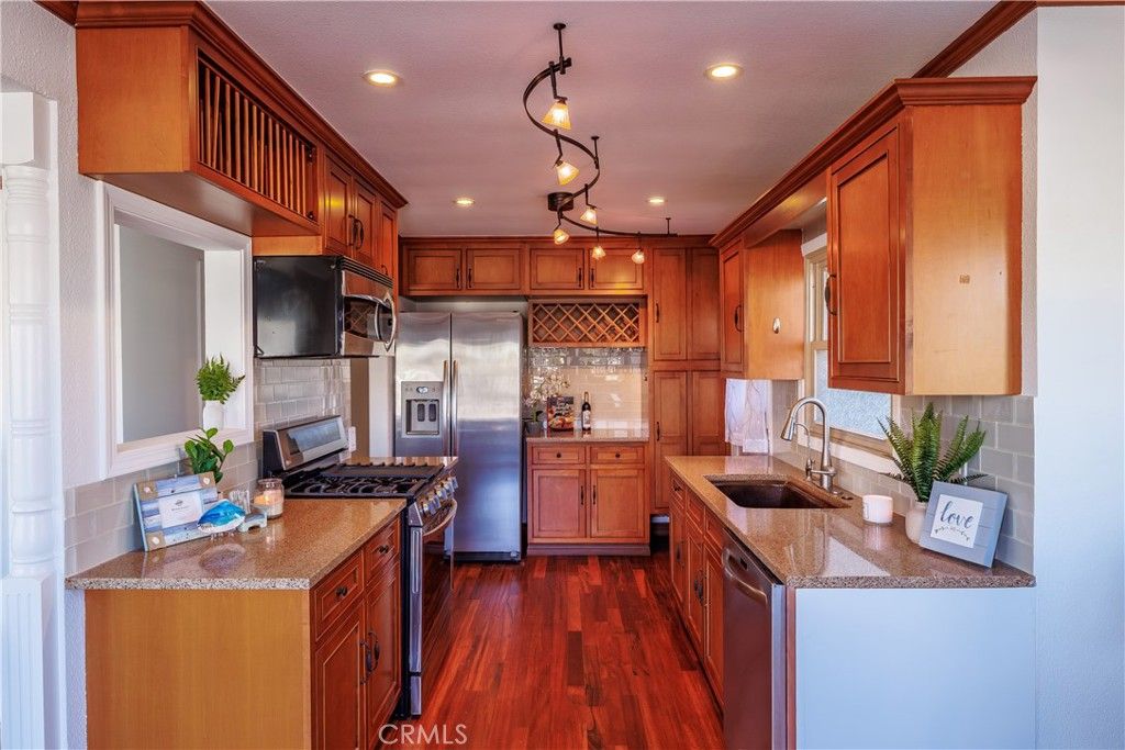 Image 19 of property listing at 417 E Balboa Boulevard, Newport Beach, CA 92661