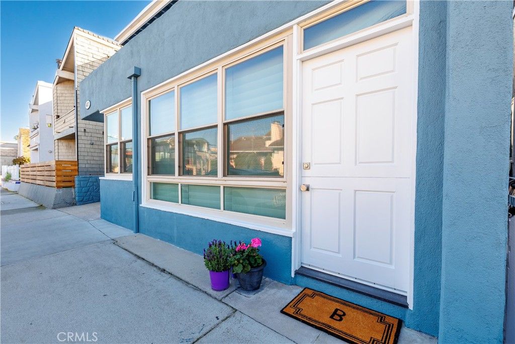 Image 5 of property listing at 417 E Balboa Boulevard, Newport Beach, CA 92661