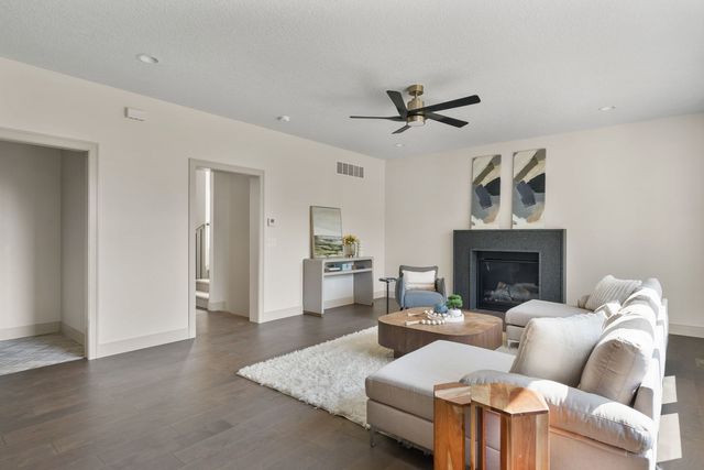 326 Dodge Street, Leclaire, IA 52753