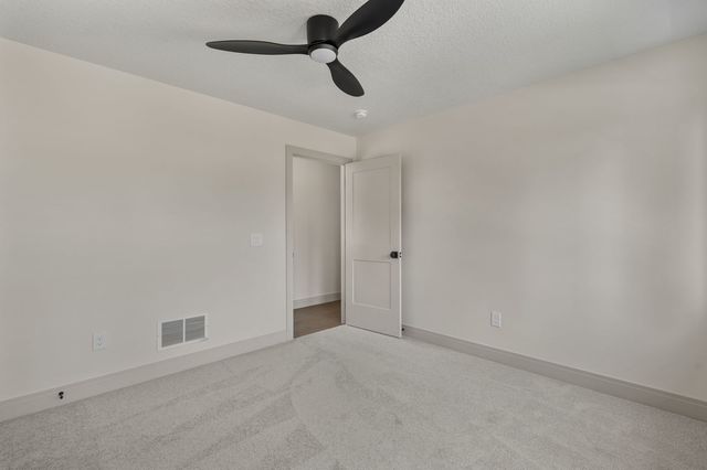 326 Dodge Street, Leclaire, IA 52753