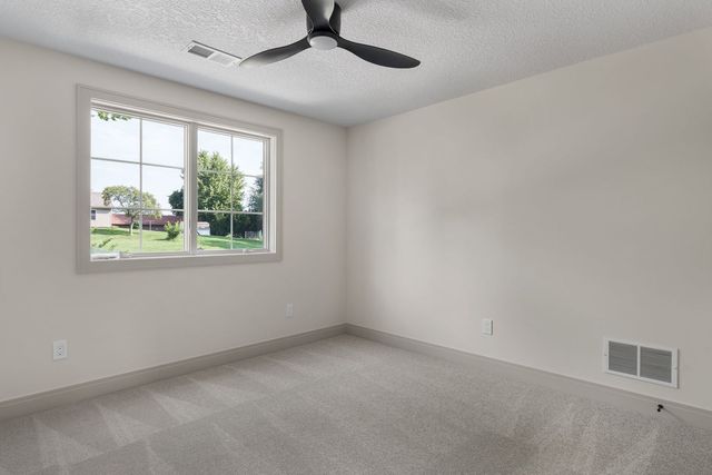 326 Dodge Street, Leclaire, IA 52753