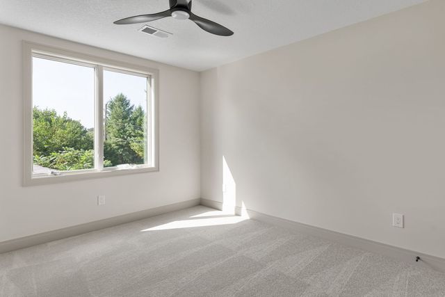 326 Dodge Street, Leclaire, IA 52753