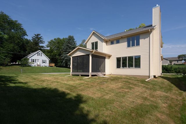 326 Dodge Street, Leclaire, IA 52753
