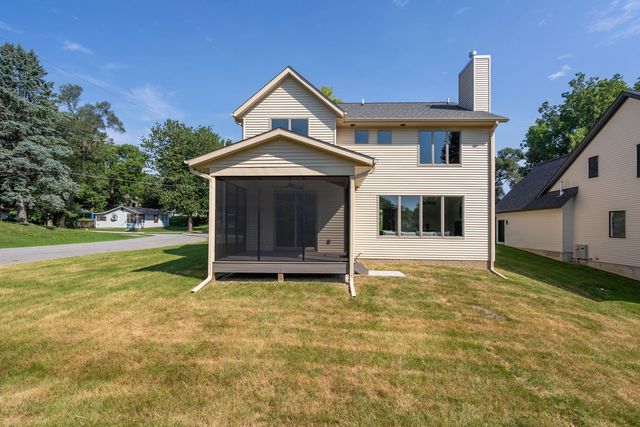 326 Dodge Street, Leclaire, IA 52753