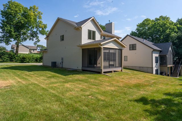 326 Dodge Street, Leclaire, IA 52753
