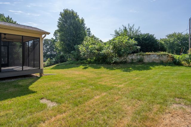326 Dodge Street, Leclaire, IA 52753
