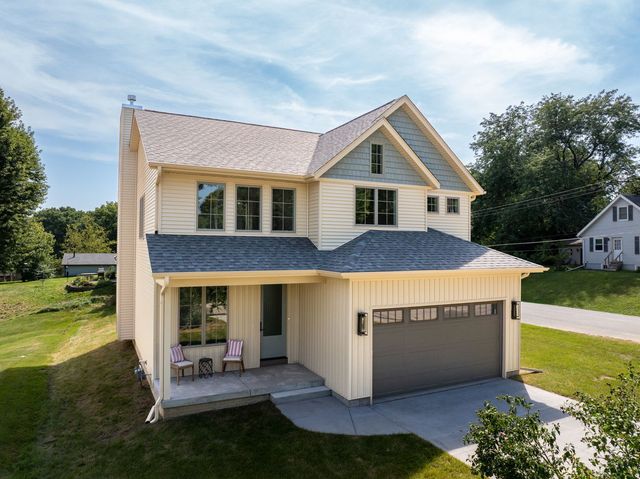 326 Dodge Street, Leclaire, IA 52753
