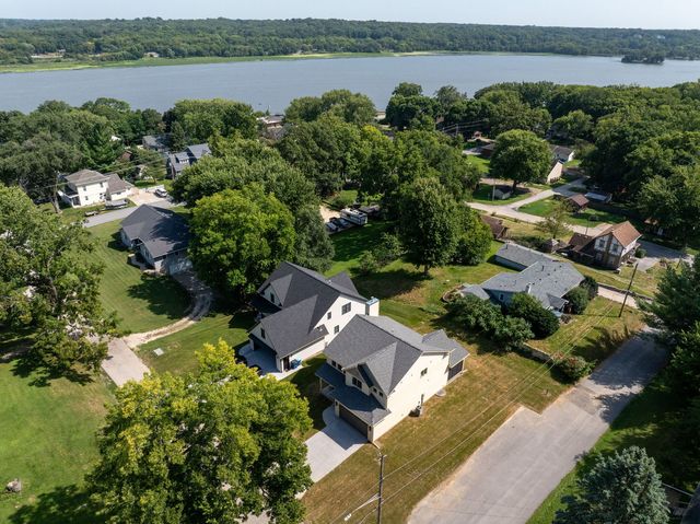 326 Dodge Street, Leclaire, IA 52753