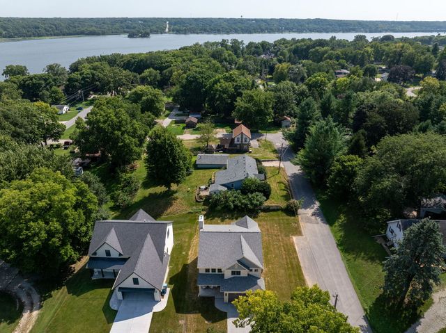 326 Dodge Street, Leclaire, IA 52753