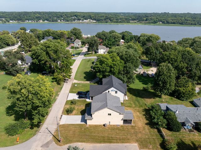 326 Dodge Street, Leclaire, IA 52753
