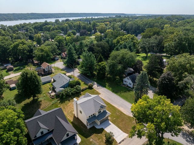 326 Dodge Street, Leclaire, IA 52753