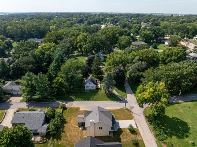 326 Dodge Street, Leclaire, IA 52753