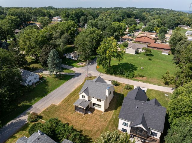 326 Dodge Street, Leclaire, IA 52753