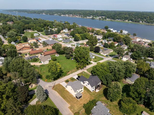326 Dodge Street, Leclaire, IA 52753