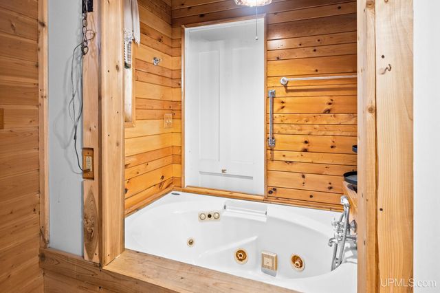 4864 Greenwood 18.12 Drive, Escanaba, MI 49829