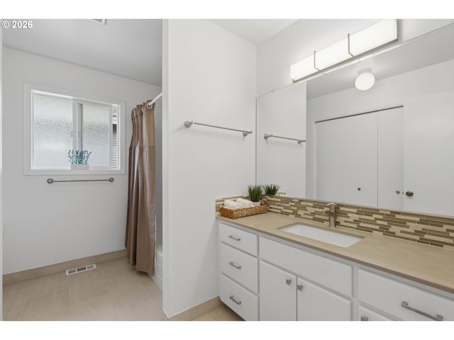 2831 VALE Ct, Lake Oswego, OR 97034