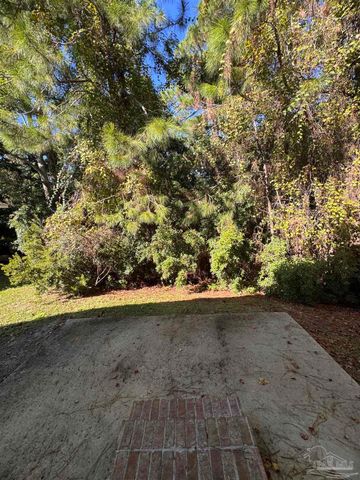 711 Marsh Harbor Dr, Mary Esther, FL 32569