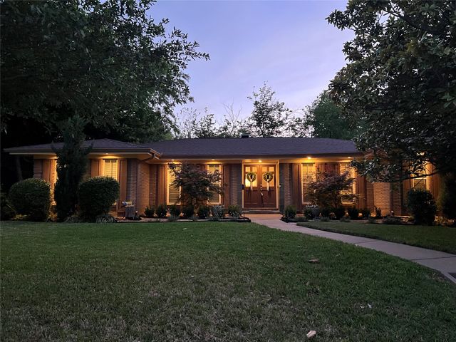1700 Saxony Road, Fort Worth, TX 76116