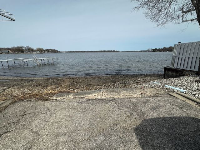 10 S Maple Avenue, Fox Lake, IL 60020