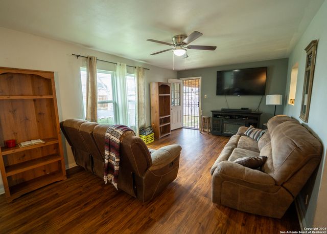 639 Edgebrook, San Antonio, TX 78213