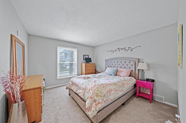 10219 Caenen Drive, Lenexa, KS 66215