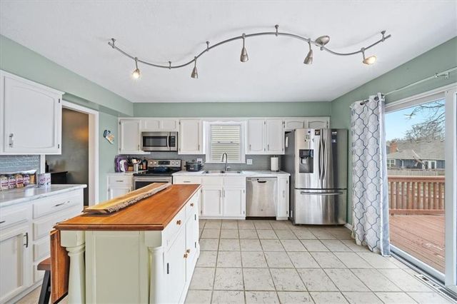 10219 Caenen Drive, Lenexa, KS 66215