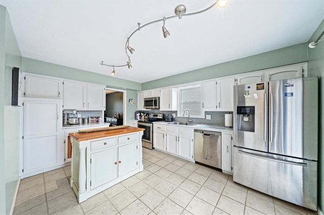 10219 Caenen Drive, Lenexa, KS 66215