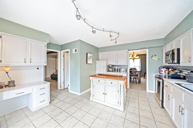 10219 Caenen Drive, Lenexa, KS 66215