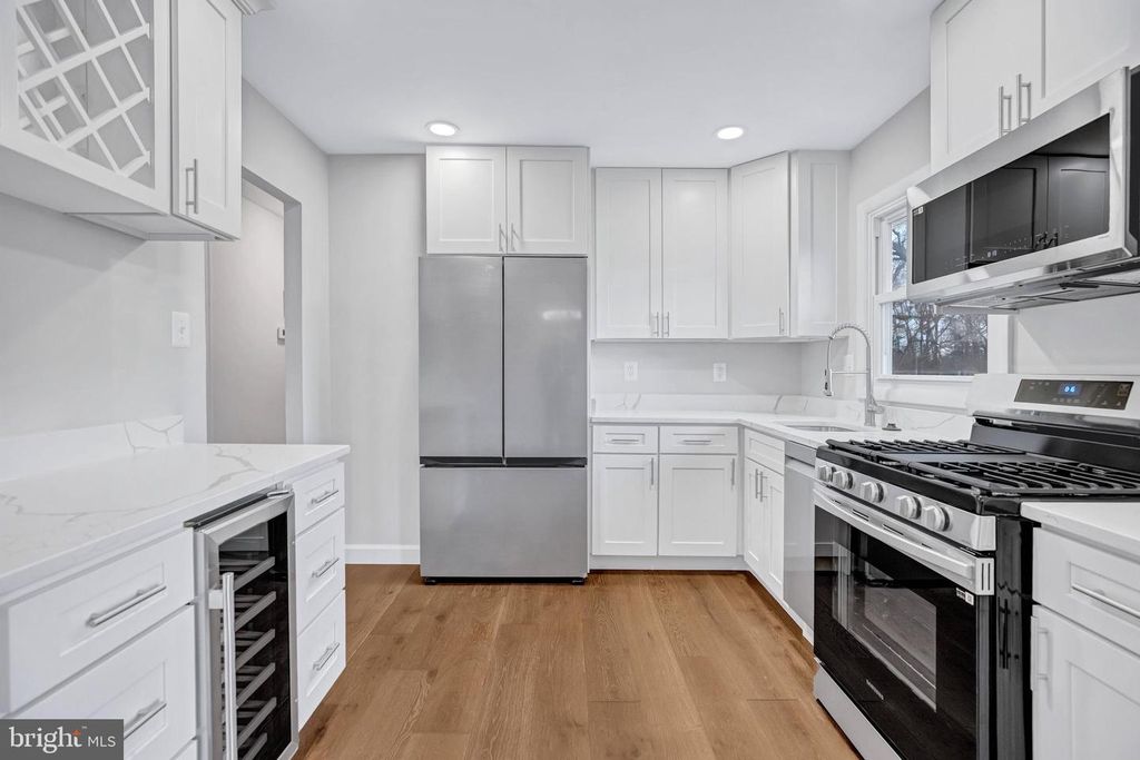 Image 6 of property listing at 879 COPLEY AVE, Waldorf, MD 20602