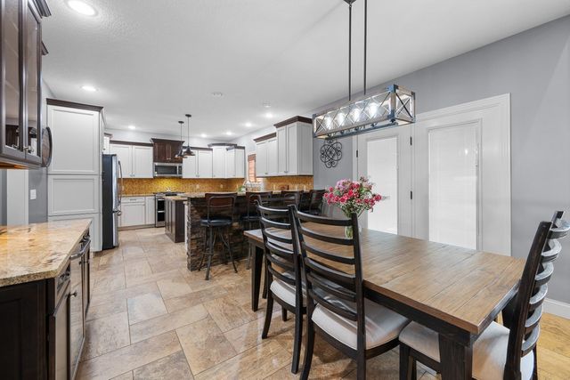 852 STONEBRIDGE Circle, Eldridge, IA 52748