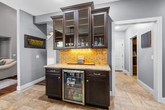 852 STONEBRIDGE Circle, Eldridge, IA 52748