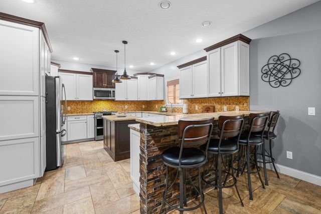 852 STONEBRIDGE Circle, Eldridge, IA 52748
