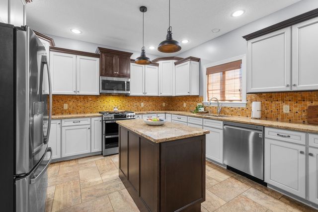 852 STONEBRIDGE Circle, Eldridge, IA 52748
