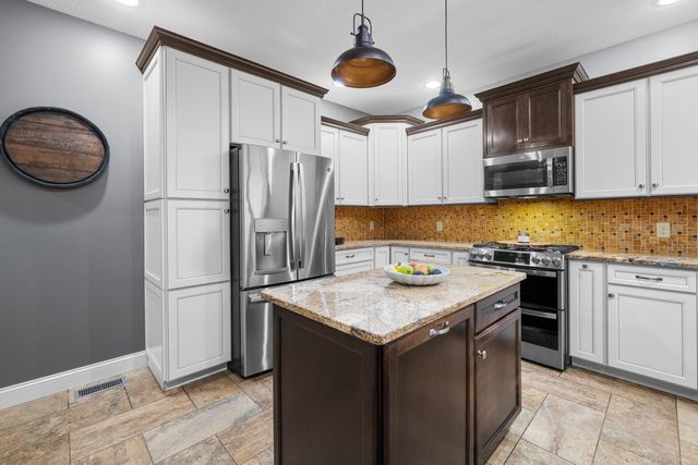 852 STONEBRIDGE Circle, Eldridge, IA 52748