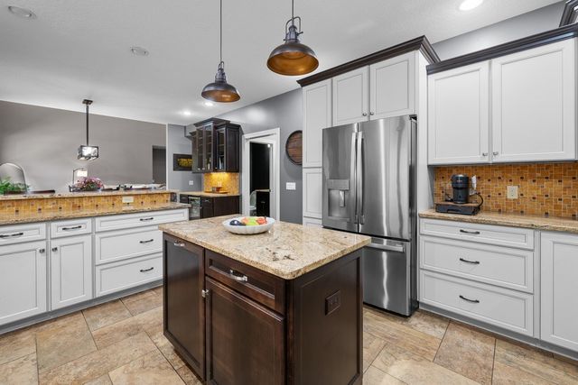 852 STONEBRIDGE Circle, Eldridge, IA 52748