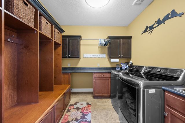 852 STONEBRIDGE Circle, Eldridge, IA 52748