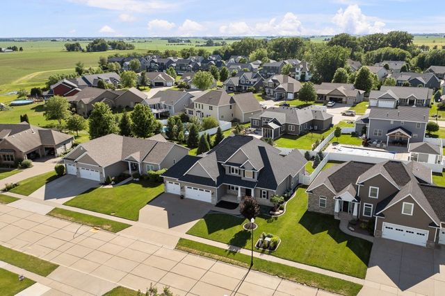 852 STONEBRIDGE Circle, Eldridge, IA 52748