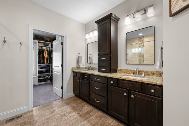 852 STONEBRIDGE Circle, Eldridge, IA 52748
