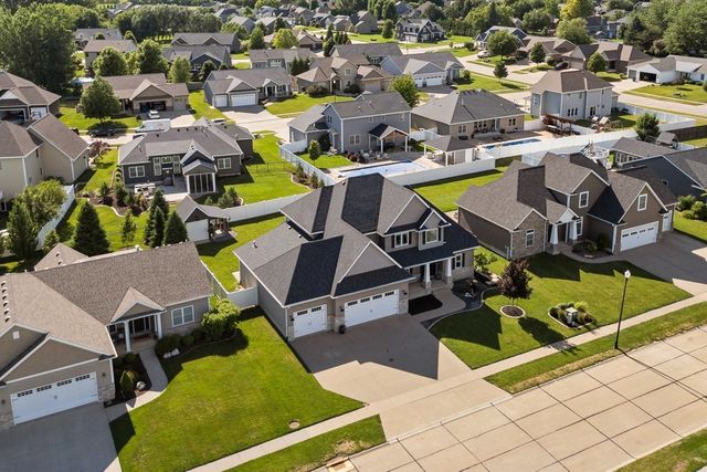 852 STONEBRIDGE Circle, Eldridge, IA 52748