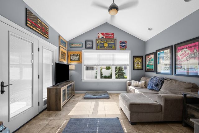 852 STONEBRIDGE Circle, Eldridge, IA 52748