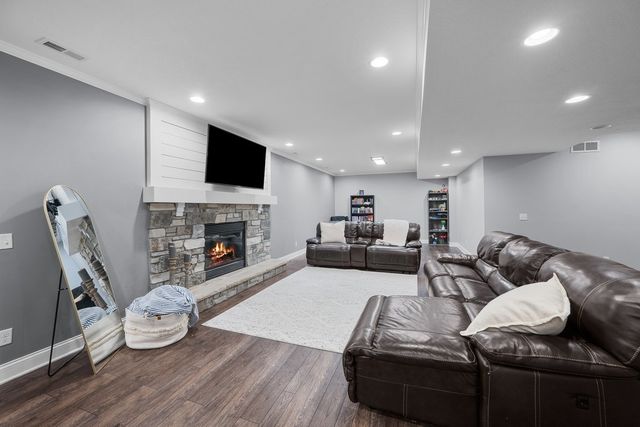 852 STONEBRIDGE Circle, Eldridge, IA 52748