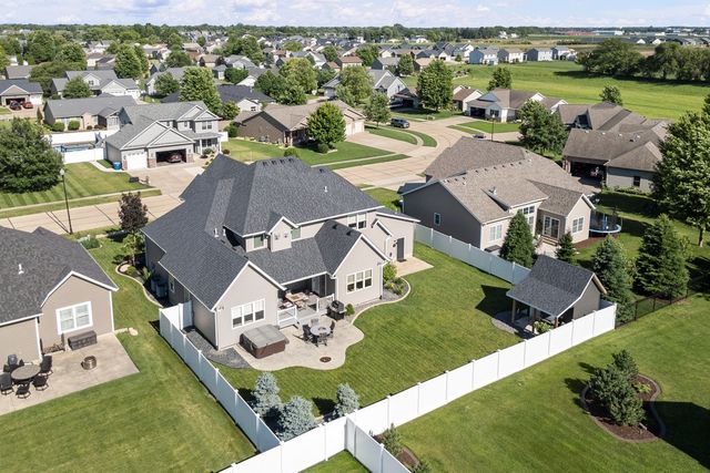 852 STONEBRIDGE Circle, Eldridge, IA 52748